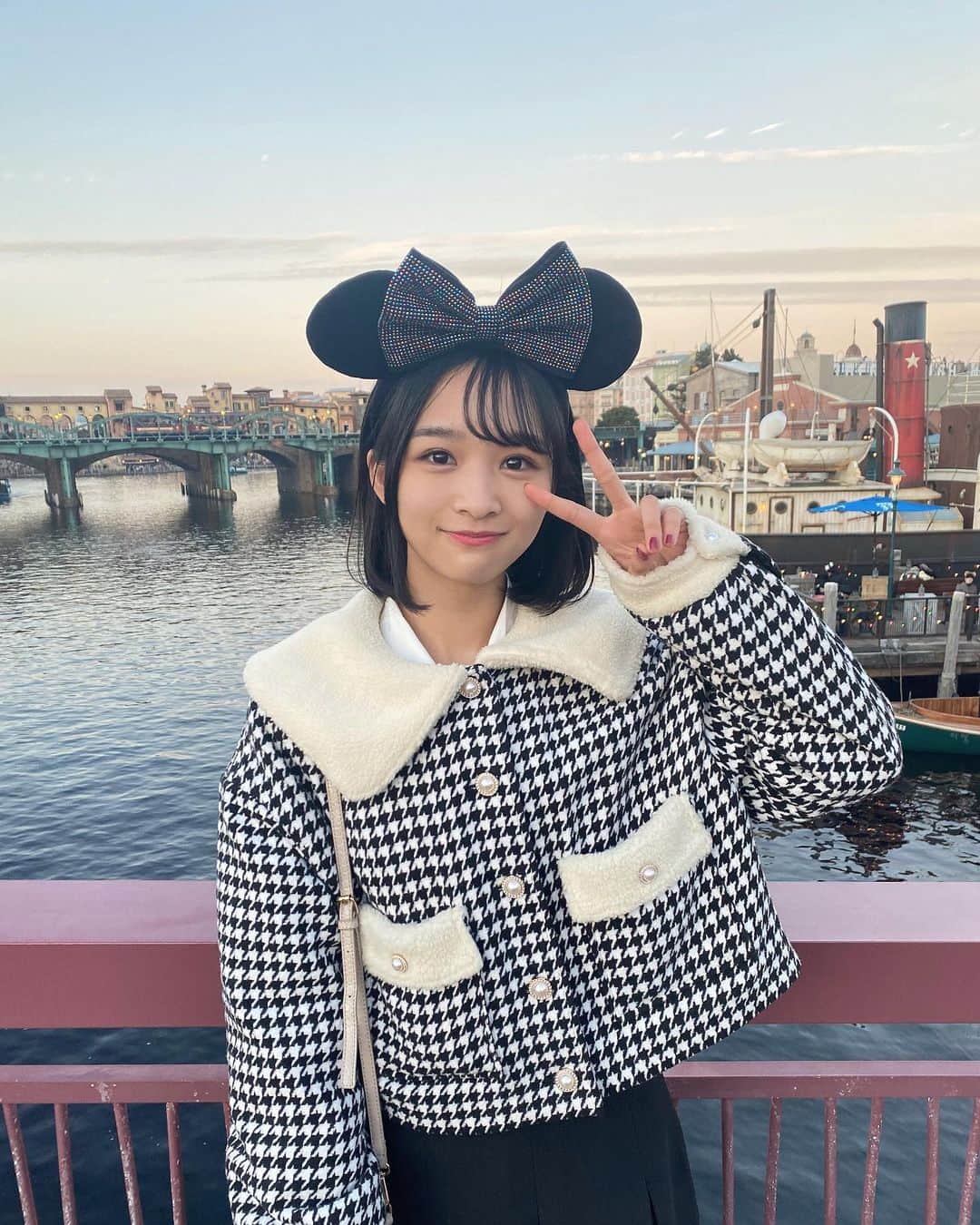 のインスタグラム：「ディズニーにいった時の☺︎  大好きなあの子と行ったんです☺️ またディズニーの投稿します~!  #ニコラ#nicola#ニコラ1月号発売中#ニコモ #ディズニーシー #中山あやか」