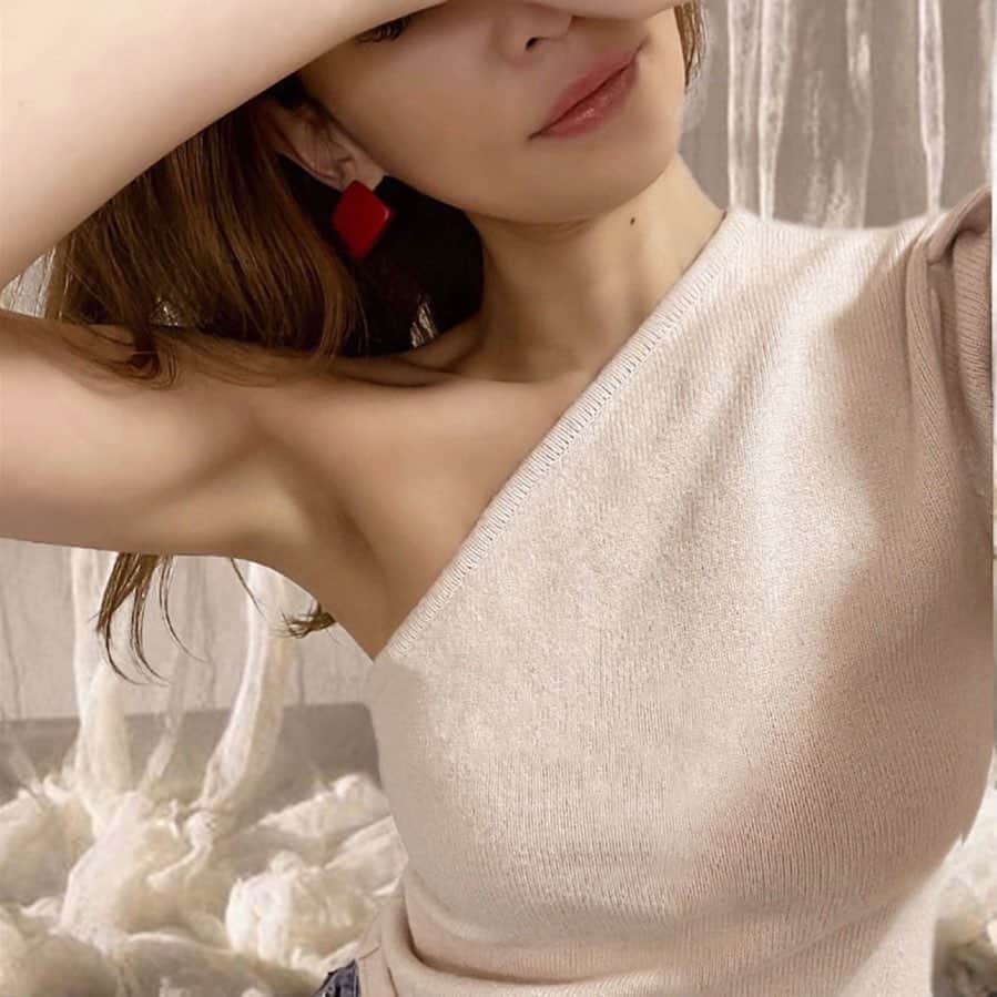 長谷川唯のインスタグラム：「・ ・ コーデの中に差し色のピアスを♥️マットピアスで、大人っぽさもほしかったから探してた理想のアクセ💋 @labeldegift  ・ ・ 　  #アクセサリー #accessories #jewelry #new #original #pierce#love #happy#today #アクセサリー女子 #girl #smartgift #gift #ギフト #present #プレゼント #結婚祝い #記念日 #記念日プレゼント #anniversary #誕生日 #誕生日プレゼント #gold #プチプラ #大人可愛い #ブレスレット #ピアス #ootd #fashion #アクセサリーショップ」