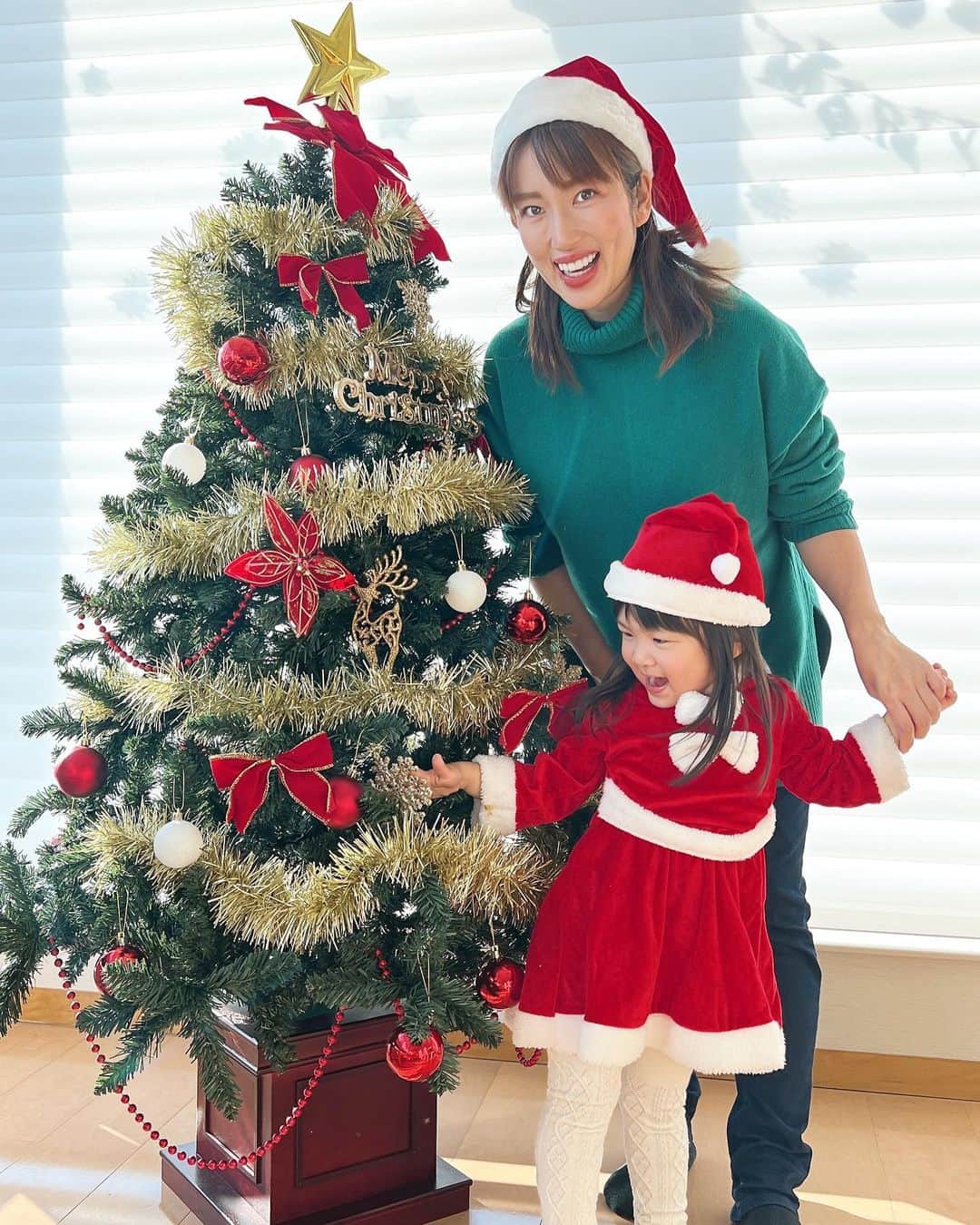 のインスタグラム：「クリスマスが終わると今年が終わるって実感湧きますねー😂 毎年クリスマスはサンタコスしていたけど、今年は手抜きで帽子だけ🤣 あとはスノーのアプリ。笑 ももちゃんも最近は写真が大好きで一緒にとろ〜って言ってくれる🥰 さぁ明後日から1週間保育園お休みだし、年末年始は何して遊ぼうかなぁー🥺 #クリスマス#クリスマスツリー#サンタコス#女の子#こどものいる暮らし#年末年始#2021」