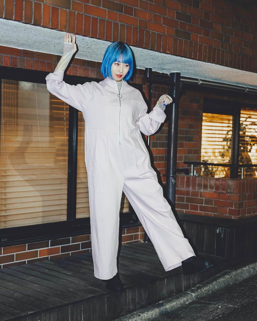 PORINのインスタグラム：「可愛いツナギが欲しくて作りました。 厚みのある生地で、袖と裾をロールアップできる仕様にしています。 経年劣化も楽しみたい🌿 私はサイズ１着用。エアプランツがプリントされたチュールトップをレイヤードしてます。  #yardenjp  #yarden2022ss」