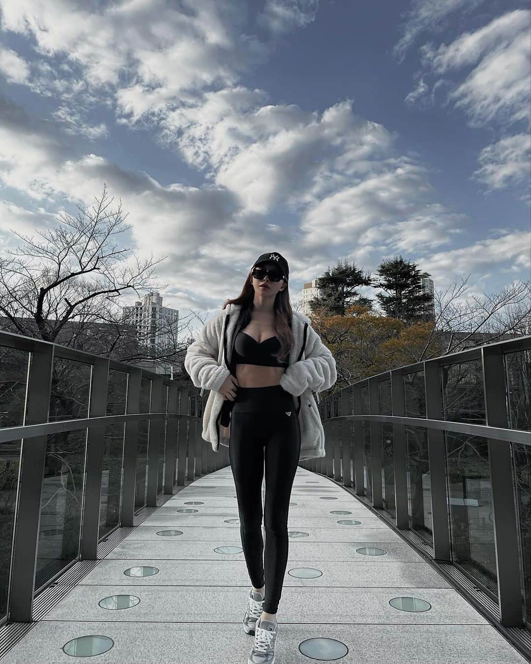 小原優花のインスタグラム：「もこもこあったか🐏🐏💭  IRAL《 @iral_official 》のシンプルと上質さにこだわった、生地からすべて国内生産のフリースパーカー🥰 ライトアウターとしてもお部屋着にも可愛いです☃️💓  レディース〜メンズサイズまで明日12:00〜発売です♡ 明日のオーダーまで年内発送となります🚚❣️  #iral #アイラル #fitness #fitnesswear #athleisure」
