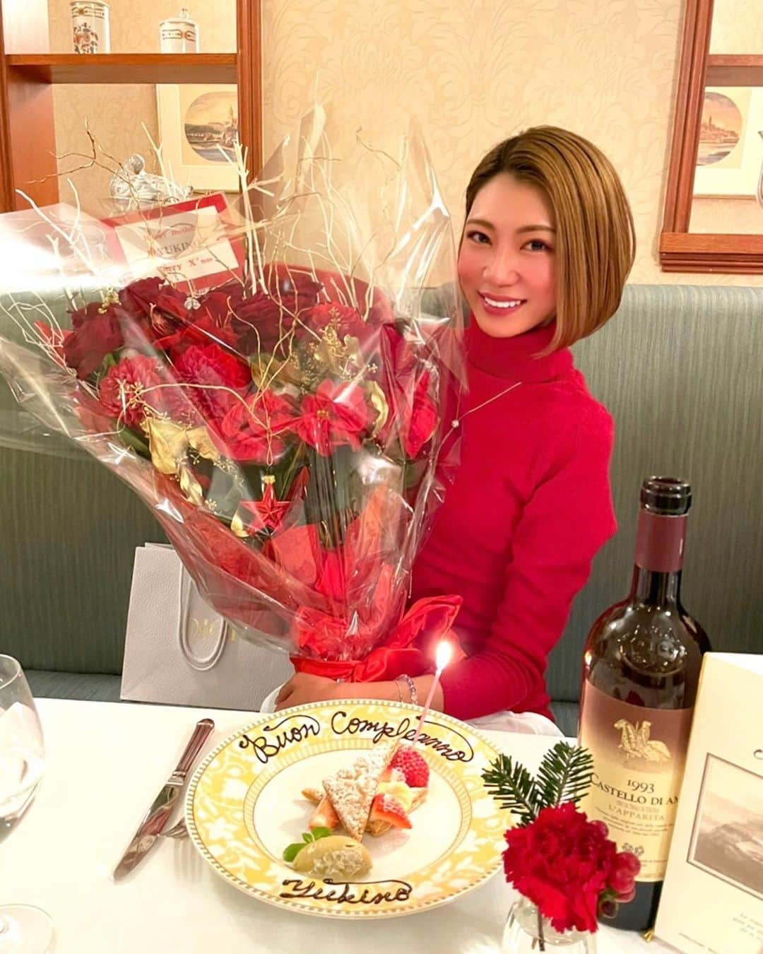 坂井雪乃さんのインスタグラム写真 - (坂井雪乃Instagram)「レベル31になりました🎅🎄💝✨✨ 今年は本当に色々な事があって激動の一年でした。 辛いことも大変なことも沢山あり、その度に家族や友達に支えられて本当に感謝でいっぱいです。 今の私が在るのはまわりのみんなのおかげです。 多くを経験し学び成長した一年でした。 全ての出来事、ご縁に感謝と愛を込めて💗 これからも私らしく素敵に歳を重ねていきたいと思います🥰✨ . . 25日は大好きなお友達に囲まれて料理の哲人片岡シェフの老舗イタリアンでした🍽💗 まさかのサプライズでプロポーズ並みの花束が登場して感動😭🙏✨✨ 本当に楽しくて嬉しくて幸せなお誕生日となりました🥳💝 Thank you🕊💛  #誕生日 #クリスマス #Xmas #christmas  #美脚製造トレーナー  #美脚トレーナー」12月26日 19時00分 - yukino_sakai