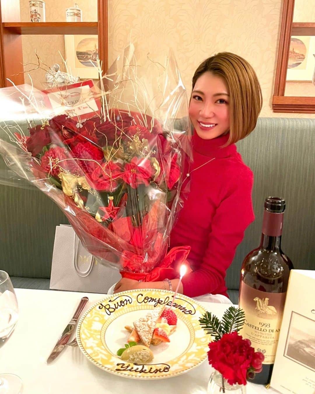 坂井雪乃のインスタグラム：「レベル31になりました🎅🎄💝✨✨ 今年は本当に色々な事があって激動の一年でした。 辛いことも大変なことも沢山あり、その度に家族や友達に支えられて本当に感謝でいっぱいです。 今の私が在るのはまわりのみんなのおかげです。 多くを経験し学び成長した一年でした。 全ての出来事、ご縁に感謝と愛を込めて💗 これからも私らしく素敵に歳を重ねていきたいと思います🥰✨ . . 25日は大好きなお友達に囲まれて料理の哲人片岡シェフの老舗イタリアンでした🍽💗 まさかのサプライズでプロポーズ並みの花束が登場して感動😭🙏✨✨ 本当に楽しくて嬉しくて幸せなお誕生日となりました🥳💝 Thank you🕊💛  #誕生日 #クリスマス #Xmas #christmas  #美脚製造トレーナー  #美脚トレーナー」