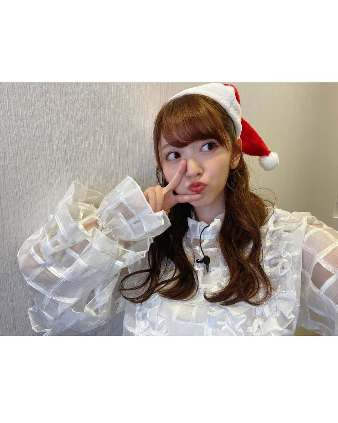 鈴木愛理さんのインスタグラム写真 - (鈴木愛理Instagram)「✴︎『君の知らない物語』 ⁡ 今年最後のアニソン神曲カバーは、 アニメ " #化物語 "から「 #君の知らない物語 」でした😌✨ ⁡ 歌う前は見たことがなかったアニメ。 でも、アニソンって アニメを知らないで歌うのと、知って歌うのとでは、だいぶ違うよなぁと思っているので 心ばかりではありますが、毎回出来るだけ歌う曲のアニメは要点だけでも！観るようにしています。 (その結果、沼に何足ズブズブといったか。笑 ⁡ 今回の曲も 楽曲だけでめちゃくちゃ最高なんだけど 化物語の、夜空見上げたあのシーンで流れる、 しかも、"2番から"流れる ⭐︎デネブ、アルタイル、ベガ⭐︎ はもうエモすぎて苦しいよね！！！！！ ⁡ 人それぞれ解釈は違うだろうけど 1番の歌詞と2番の歌詞とでは、大きな時間軸の変化があるなぁと感じたので、それを汲み取れるように歌わせていただきました😇 ⁡ どうだったかなぁ😌 ⁡ この番組、 めちゃくちゃ温かくて最高に面白いスタッフさんたちに囲まれているからか、昔からあるホームみたいな気持ちでいます。 でもスタートしたのはクラシックTVと同じで、2021年から。 ⁡ 本当に大切な場所が増えた一年だったなぁ🥰 ⁡ オーイシさんと私はもちろんだけど スタッフさんの熱と最高なものやってやろうぞ！な空気が大好きすぎる現場。 ⁡ 新しい出会いと挑戦をくれて、 毎回、向上心とこだわり心を倍増させてくれる番組です。嬉しい〜！！！！！ ⁡ 来年も皆様、この番組楽しんでくださいね🤍 ⁡ #最近の衣装たち ⁡ skirt @furfur_official boots @dianashoespress ⁡ #クリスマス付近の配信だったので #サンタ帽スタイル〜」12月26日 19時02分 - airisuzuki_official_uf