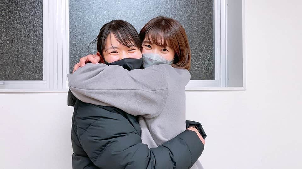 新鍋理沙のインスタグラム：「. 私のこと友達だと思ってる人🤝🥰💭 久しぶりに会えました🥰 相変わらずでした🥰  #せりね #次はちゃんと話聞いてね♡ #ふざけないでね♡」