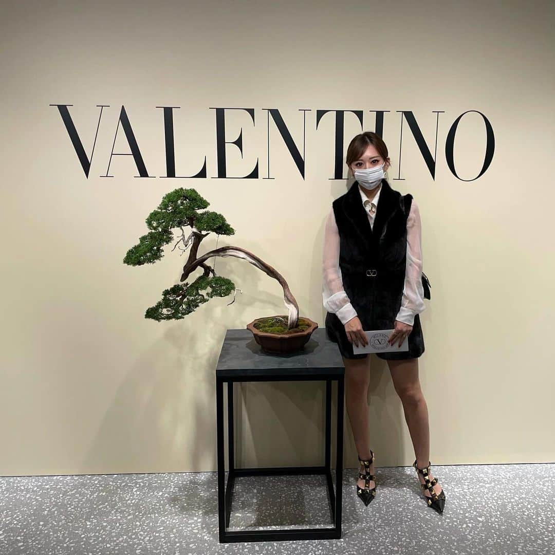 のインスタグラム：「・ ・ ・ 先日東京へ伺ったのはVALENTINOのご招待で🗼 ・ ・ 銀座SIX地下3階にある能楽堂にて 神田伯山さんの講談をお聞きするというSpecialなイベントに参加させていただきました。 ・ 若い方にはあまり馴染みがないかもしれませんね。 私も今回ご招待いただくまではその内の一人でした。 ・ ・ 講談が始まると、すぐにその世界観に引き込まれました。 一人で講談されているのに まるで何人もの人格が宿っているようで、 今まで知らなかった新しい世界に触れて衝撃を受けました。 ・ ・ 神田伯山さんはいま最も予約がとれない 人気の講談師さんだそうです😳 ・ 素敵なイベントにご招待くださり、 素晴らしい体験をさせていただき感謝です✨ ・ ・ この日のlookはall VALENTINO❣️ ・ ・ ・ #講談#神田伯山#能楽堂#東京#銀座#ginzasix#tokyo#ginza#VALENTINO」