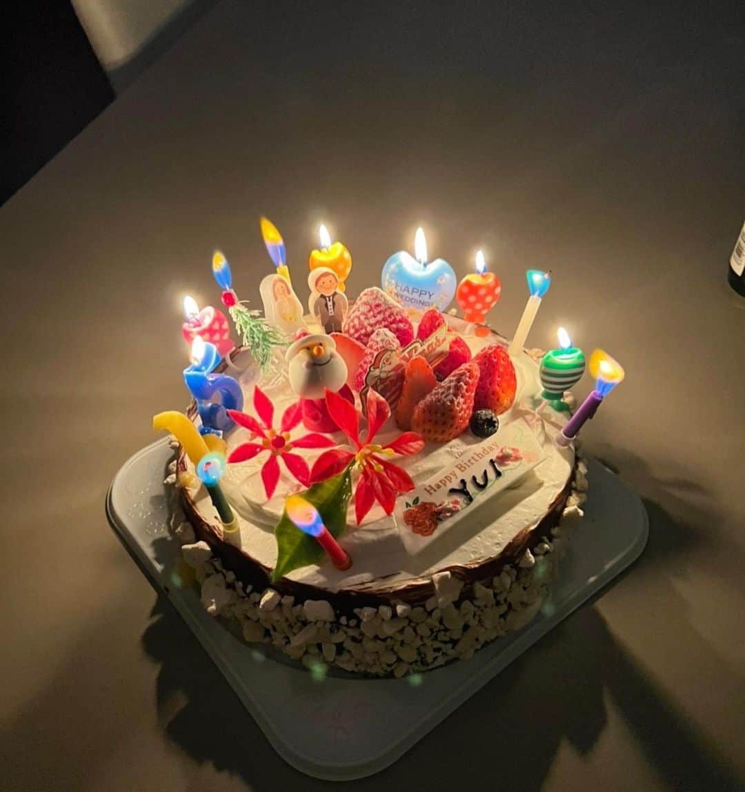 田中優衣さんのインスタグラム写真 - (田中優衣Instagram)「お祝いの言葉が沢山詰まった ケーキ🎂  愛ちゃんステキなプレゼントまで ありがとう😊💗」12月26日 19時29分 - heisei_8nen