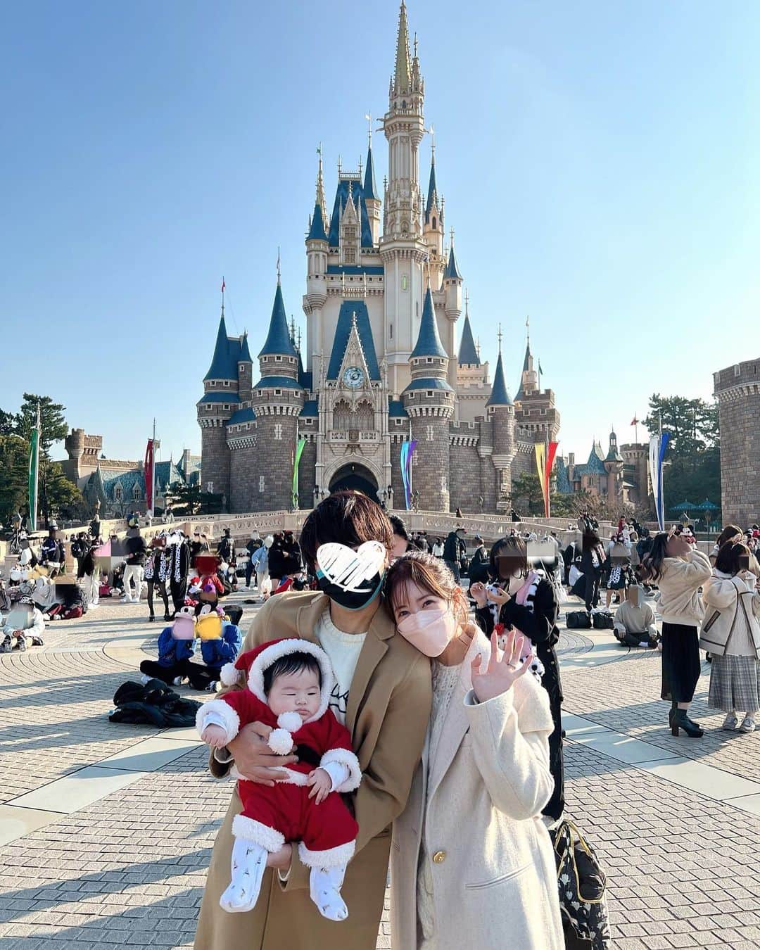のインスタグラム：「家族3人はじめての Disney✨  マシュ君がチケットを取ってくれて このご時世だし暖かい時間にパレードだけ見に行ってきました🥰！Disneyの雰囲気が好きだなぁ☺️  クリスマスプレゼントは、体験と想い出を…🎁 詳しくは、アメブロとYouTubeに載せますね☺️  さ、次は大掃除💪  #disneyland #disney」