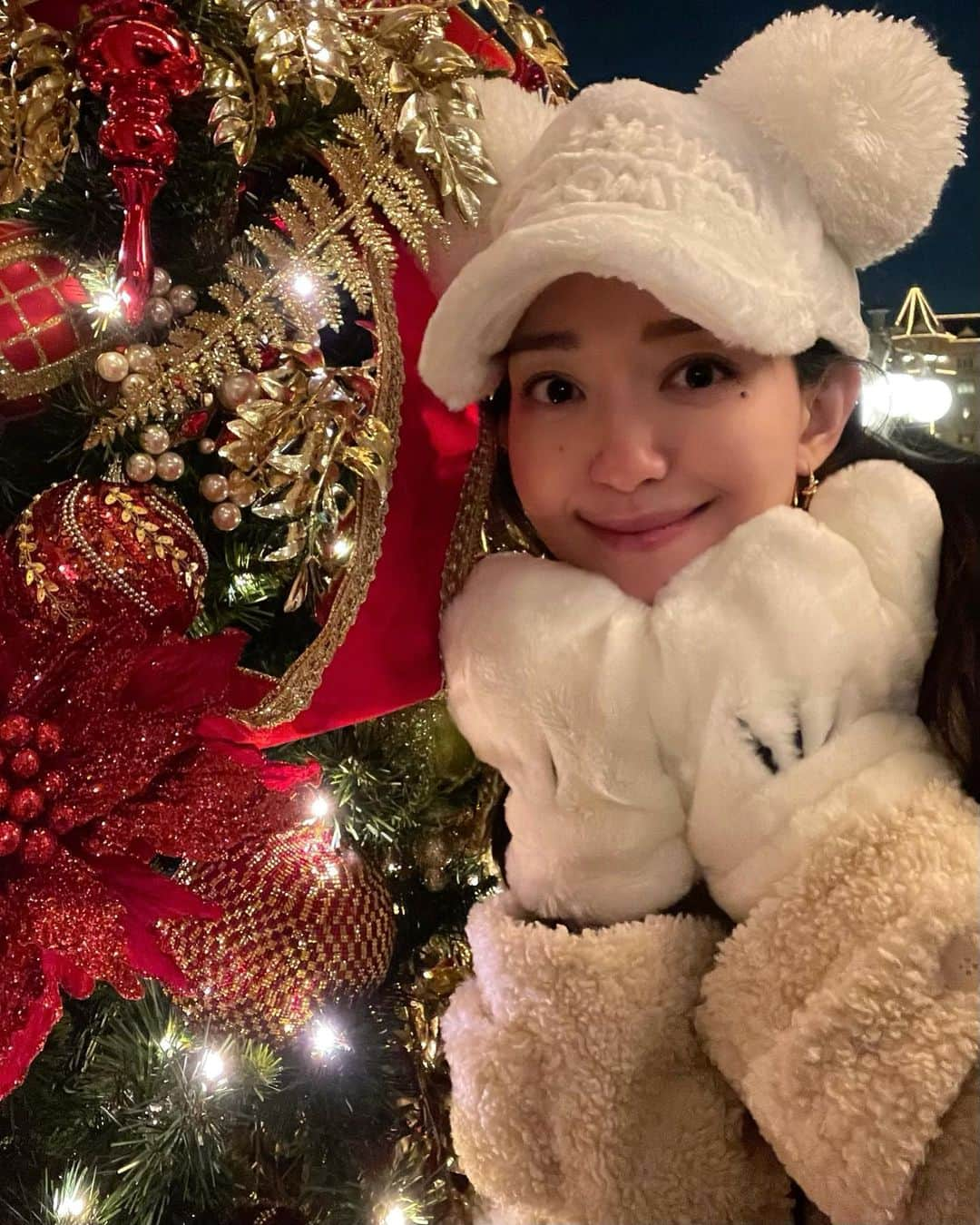 松島花さんのインスタグラム写真 - (松島花Instagram)「: 先日、はるみんとクリスマス ディズニー 行ってきました〜🎄 白コート被った🐭笑🐭笑 3年ぶりで大はしゃぎ🎶 ベイマックスも⤴︎美女と野獣も乗れて⤴︎ 大満足❄️楽しかったな〜😂😂 : #はるみんとはなりんの休日 #クリスマス #ディズニーランド #夢の国 #xmas #Disneyland」12月26日 19時55分 - hana_matsushima_official