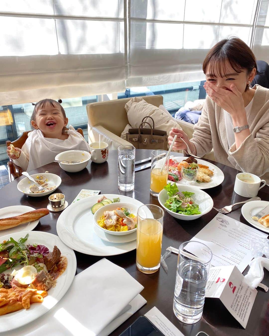 篠田麻里子さんのインスタグラム写真 - (篠田麻里子Instagram)「まだまだ引っ張る Xmas🙄笑   Xmas当日どこも空いてなくて😓 そりゃそうだ。 1日過ぎたけど家族で  Xmasっぽいところ行ってきました😂  楽しい思い出🥰  #Xmas#ootd#かぞくのじかん」12月26日 19時55分 - shinodamariko3
