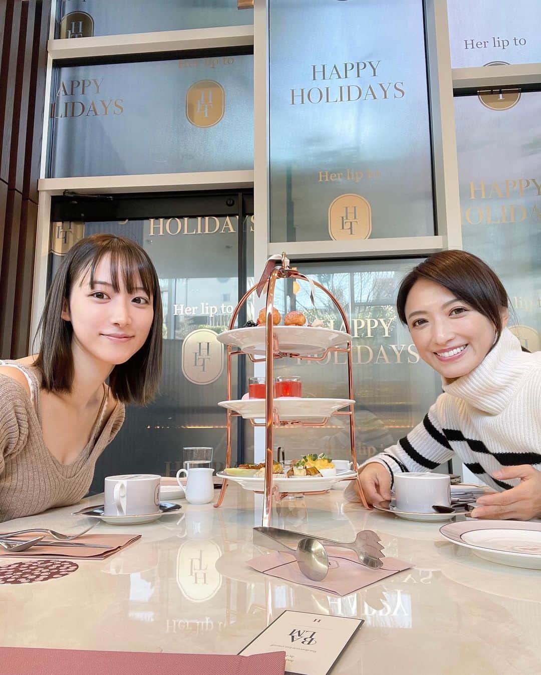 のインスタグラム：「⠀ ⠀ もちこさんと @herlipto カフェへ🧁 ⠀ Her lip to のお洋服はもちろん カフェも可愛すぎて目が足りない、、 ⠀ ⠀ 3枚目は映えてそうで ミルクをこぼしてるのがポイント☺️ ⠀ そんなことも優しく見守ってくれるもちこさんとの 時間を噛み締めて、、 ⠀ #herlipto  初 #アフタヌーンティー #ふるえた」
