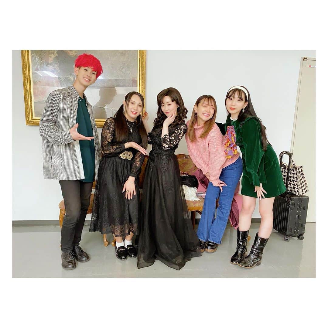 荒牧陽子のインスタグラム：「2021.12.21 ものまねグランプリ ┈︎┈︎┈︎┈︎┈︎┈︎┈︎┈︎┈︎┈︎┈︎┈︎ タイムラグごめんなさい🙏 ⁡ グランプリでの写真！ 写真とか撮る余裕なくて、 帰りにたまたま残ってたみんなで撮れた貴重な写真✨ ありがたい〜 ⁡ ⁡ さらに、今回嬉しかったのは 荒牧慶彦さんに会えた事！ ⁡ 《荒牧》（漢字まで同じ！）なので、 『お互い気になっていた存在！』 という事で写真を✨ ⁡ またどこかでご一緒出来たら嬉しいな😊✨  今回はテリーさんにもお久しぶりに会えて 「おー！荒牧！元気かー！」って言ってもらえたり 関根さんから「フジおめでとう!!!」って声かけてもらえたりと ありがたーーーい収録でした…🥺✨  年末感じてる？（うん） 大掃除した？（まだ） ツリー🎄片付けた？（まだ） 年末どーするの？（ジタバタする）  以上!!!!  まだ年内更新するよ！ ┈︎┈︎┈︎┈︎┈︎┈︎┈︎┈︎┈︎┈︎┈︎┈ #みかん ちゃん #松浦航大 さん #奇跡 ちゃん #よよよちゃん #荒牧慶彦 さん #荒牧陽子 #ものまねグランプリ」