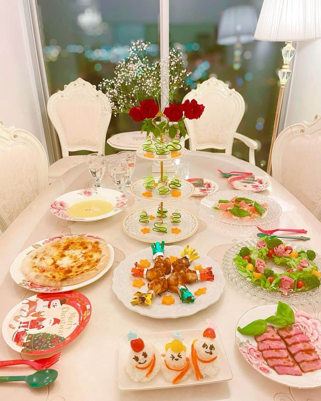 寿リリカさんのインスタグラム写真 - (寿リリカInstagram)「♡ 🔔Xmas🎄HomeDinner 🍽🎅🥂 ♡ 主人と娘といっしょに家族クッキング👨‍🍳👩‍🍳👩‍🍳🍳🍳(∩*˘∀˘*)∩🍳🔥 ♡ チキンは丸ごとのはこわくて見れないから小さめのをいただきました🙈下味つけておねんねさせてからオーブンで焼いて、手持ち部分はアルミホイルとおりがみで工作してXmasっぽく🎅🎄❤️💚💛 ♡ ローストビーフもピザも上手に焼けたぁ🔥🔥🔥❤️💚 スタンドのツリーピックはきゅうり🥒と魚肉ソーセージだよん💗💗 ♡ ゆきだるま親子おにぎりちゃんたちは🍙⛄️カニカママフラーしてるの🧣❤️❤️ ♡ リースサラダ🥗とコーンスープ タコとグレープフルーツサラダも🥗 ♡ 手際の良い主人シェフ👨‍🍳と手先の器用な娘シェフ👩‍🍳がたくさんお手伝いしてくれたおかげでどれも美味しく仕上がりました😋🍴𓈒𓂂𓏸❤️💚❤️💚 ♡ スワイプ最後の娘が持ってるプレートは型抜きの切れ端とかを集めて作った大作👧❤️ドンドンドンドン乗せていって最後は食材を細かく切り刻んで雪って言ってふりかけてマヨネーズでこねてた🤣⛄️ ♡ 楽しくクッキングできてうれしい👧❤️おうちごはんがらぶちゃんもいっしょに過ごせるしだいすき🏡🎅🏻🍒🍽🔔 ♡ 大切な家族と笑い合って過ごせる日常がなによりの幸せだなぁと感謝✨✨❤️💚❤️💚❤️💚 ♡ #ホームパーティー #クリスマスディナー #クリスマスパーティー #クリスマス会 #ファミリークリスマス #家族クリスマス #xmasparty #xmas #xmasdinner」12月26日 20時17分 - ririkakotobuki