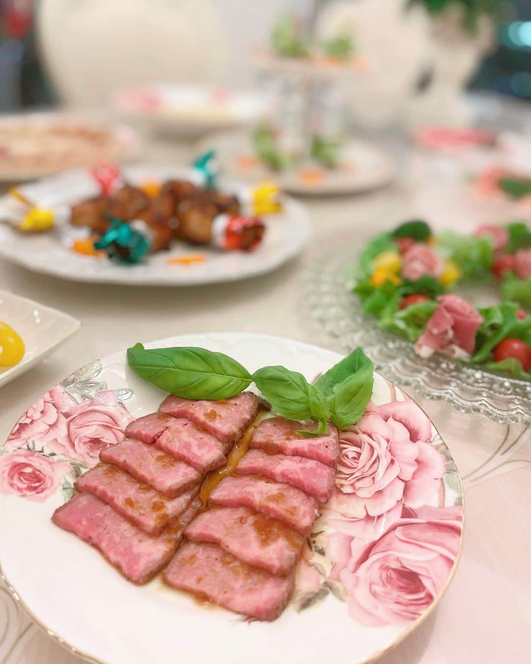 寿リリカさんのインスタグラム写真 - (寿リリカInstagram)「♡ 🔔Xmas🎄HomeDinner 🍽🎅🥂 ♡ 主人と娘といっしょに家族クッキング👨‍🍳👩‍🍳👩‍🍳🍳🍳(∩*˘∀˘*)∩🍳🔥 ♡ チキンは丸ごとのはこわくて見れないから小さめのをいただきました🙈下味つけておねんねさせてからオーブンで焼いて、手持ち部分はアルミホイルとおりがみで工作してXmasっぽく🎅🎄❤️💚💛 ♡ ローストビーフもピザも上手に焼けたぁ🔥🔥🔥❤️💚 スタンドのツリーピックはきゅうり🥒と魚肉ソーセージだよん💗💗 ♡ ゆきだるま親子おにぎりちゃんたちは🍙⛄️カニカママフラーしてるの🧣❤️❤️ ♡ リースサラダ🥗とコーンスープ タコとグレープフルーツサラダも🥗 ♡ 手際の良い主人シェフ👨‍🍳と手先の器用な娘シェフ👩‍🍳がたくさんお手伝いしてくれたおかげでどれも美味しく仕上がりました😋🍴𓈒𓂂𓏸❤️💚❤️💚 ♡ スワイプ最後の娘が持ってるプレートは型抜きの切れ端とかを集めて作った大作👧❤️ドンドンドンドン乗せていって最後は食材を細かく切り刻んで雪って言ってふりかけてマヨネーズでこねてた🤣⛄️ ♡ 楽しくクッキングできてうれしい👧❤️おうちごはんがらぶちゃんもいっしょに過ごせるしだいすき🏡🎅🏻🍒🍽🔔 ♡ 大切な家族と笑い合って過ごせる日常がなによりの幸せだなぁと感謝✨✨❤️💚❤️💚❤️💚 ♡ #ホームパーティー #クリスマスディナー #クリスマスパーティー #クリスマス会 #ファミリークリスマス #家族クリスマス #xmasparty #xmas #xmasdinner」12月26日 20時17分 - ririkakotobuki