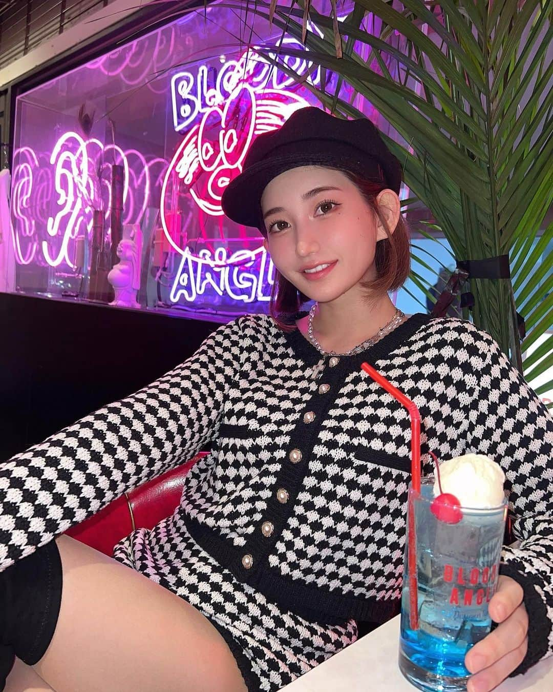 月城まゆさんのインスタグラム写真 - (月城まゆInstagram)「クリームソーダをさがす旅🍒 #ootd #cafe #creamsoda #japanesegirl #偶像」12月26日 20時11分 - xo_mayu_xo