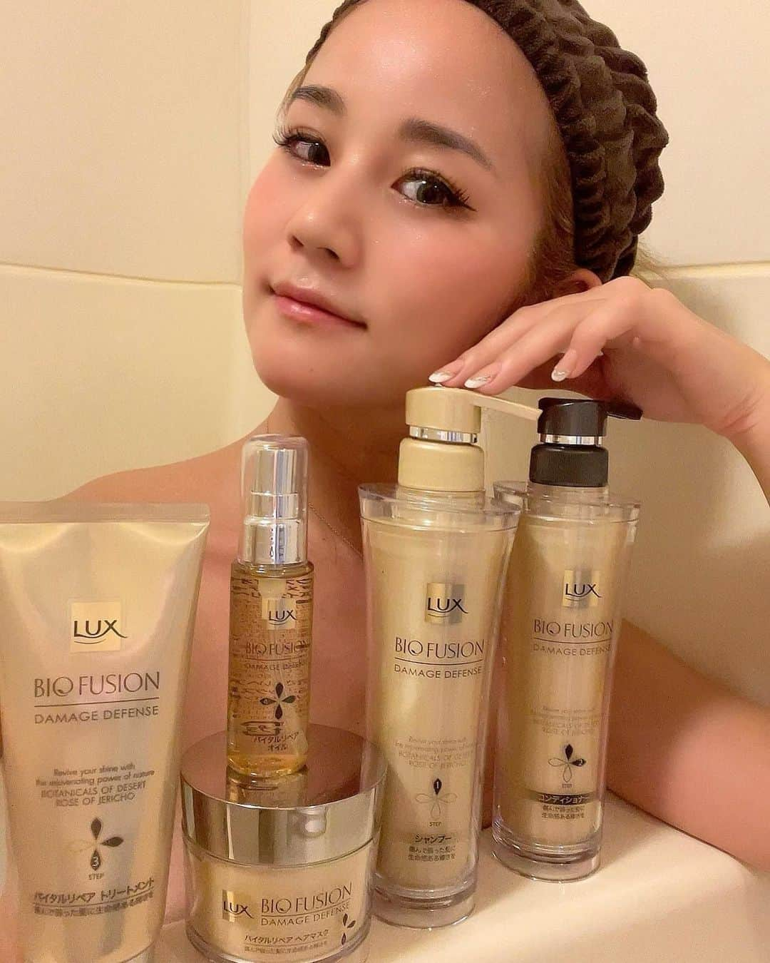 LORYのインスタグラム：「髪がふわっといい香り〜💐💕  お家で最高峰の贅沢保湿ケア🧖‍♀️💖 LUXの新しいプレミアムラインシリーズ 【LUXバイオフュージョン】  ハイトーンだからダメージも気になるんだけど、さらさらするっと指通りが良くなってつやつやになった🥺✨✨  乾燥する季節でもうるつや👩🏼✨   #ラックス #LUX #ラックスバイオフュージョン #PR #ヘアケア」