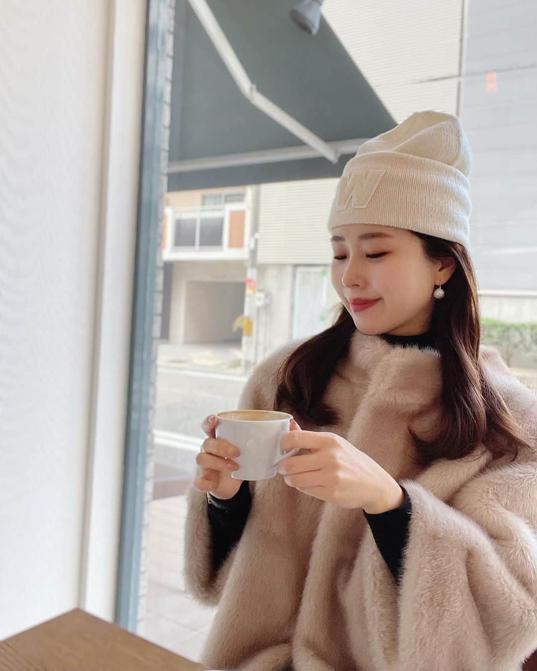 のインスタグラム：「😑  ファーコート着て しっかり防寒 ☃️🤍☕️ ニット帽ってほんとうあったかい :)」