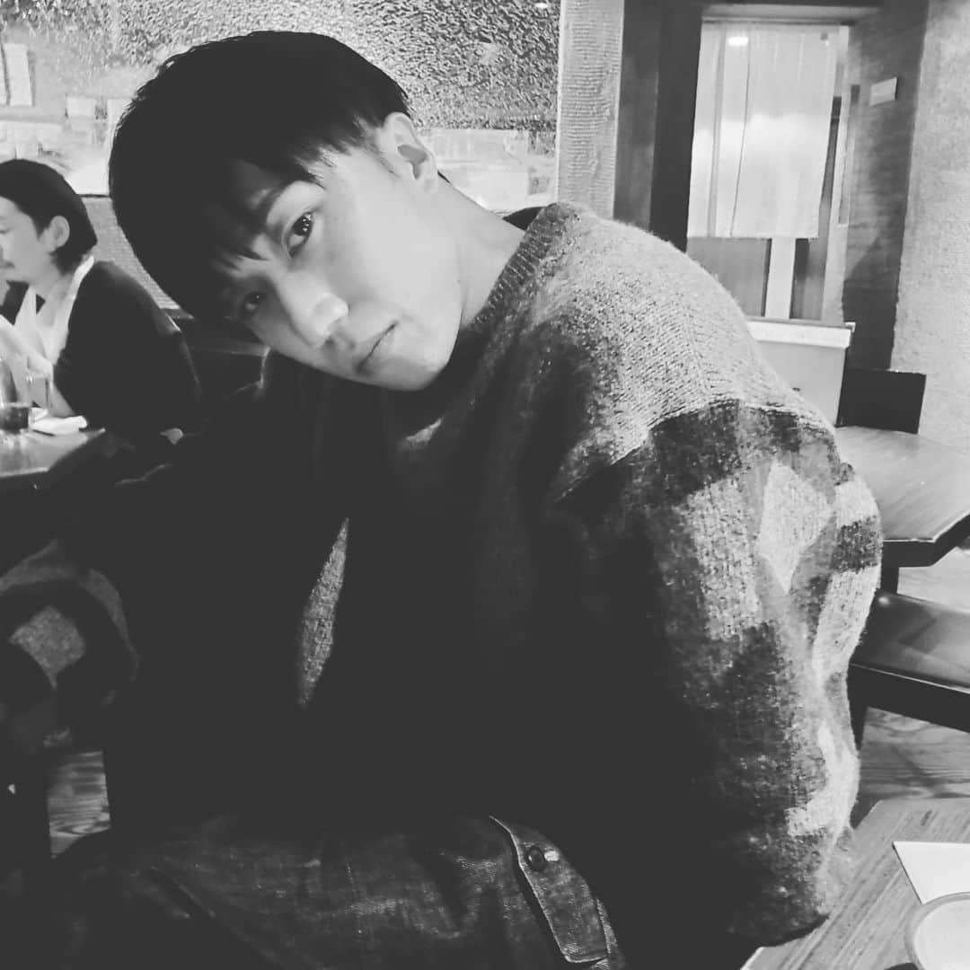 柄本時生のインスタグラム：「露出してないのにこの顔してくるんだけど？インスタで魅せてきて地元の焼肉屋さんでも魅せて、魅せてる間に焼いた肉も魅せてくるんだけど。。魅せさせられてるのかな？魅せさせられてるのかな？」