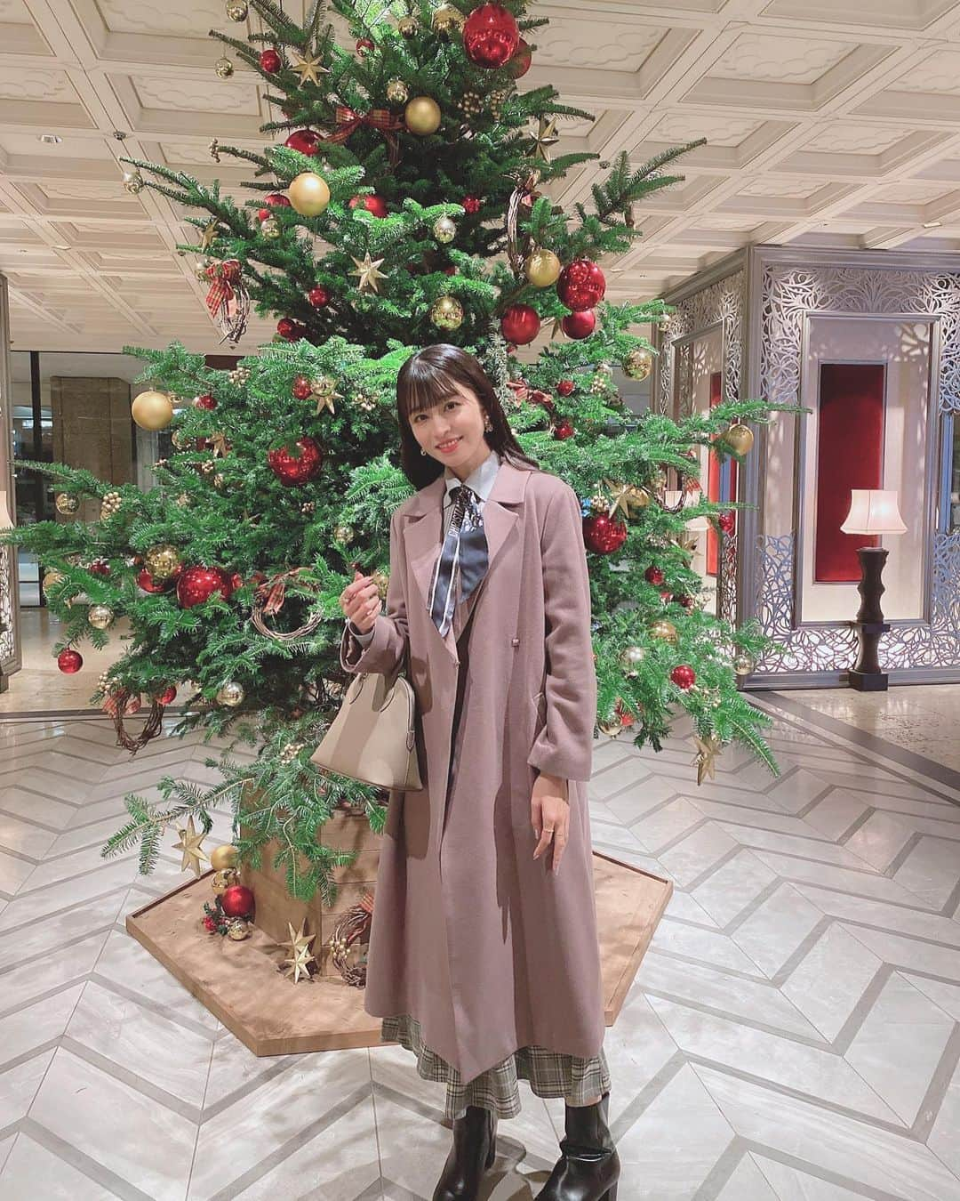 四島早紀さんのインスタグラム写真 - (四島早紀Instagram)「🎄#クリスマスツリー #merrychristmas   クリスマス過ぎたって本当？😵‍💫😵‍💫笑  #instagood #instalike #likeforlikes #likeforfollow #followme #fff #japanese #japanesegirl #黒髪 #黒髪ロング #ゆるふわ巻き #東京 #東京プリンスホテル #ootd #apweiserriche  #winter #snow #冬 #冬コーデ #ピアス #スカーフコーデ #dior #bonaventura #christmas #christmastree  #イルミネーション2021」12月26日 20時34分 - saki_shishima