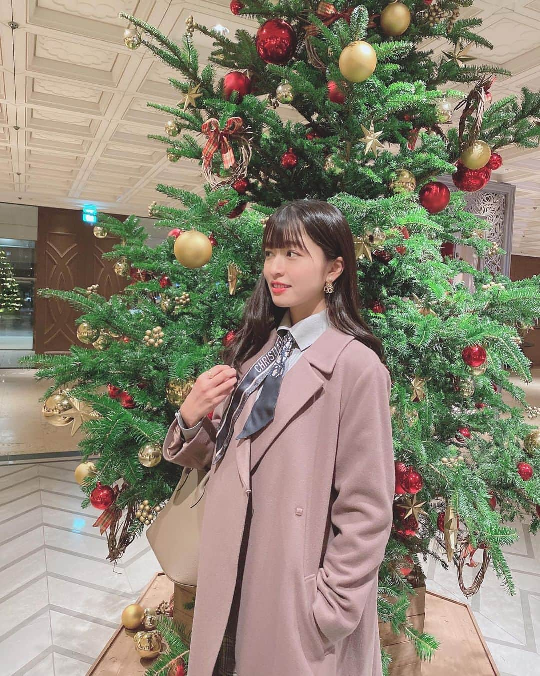 四島早紀さんのインスタグラム写真 - (四島早紀Instagram)「🎄#クリスマスツリー #merrychristmas   クリスマス過ぎたって本当？😵‍💫😵‍💫笑  #instagood #instalike #likeforlikes #likeforfollow #followme #fff #japanese #japanesegirl #黒髪 #黒髪ロング #ゆるふわ巻き #東京 #東京プリンスホテル #ootd #apweiserriche  #winter #snow #冬 #冬コーデ #ピアス #スカーフコーデ #dior #bonaventura #christmas #christmastree  #イルミネーション2021」12月26日 20時34分 - saki_shishima