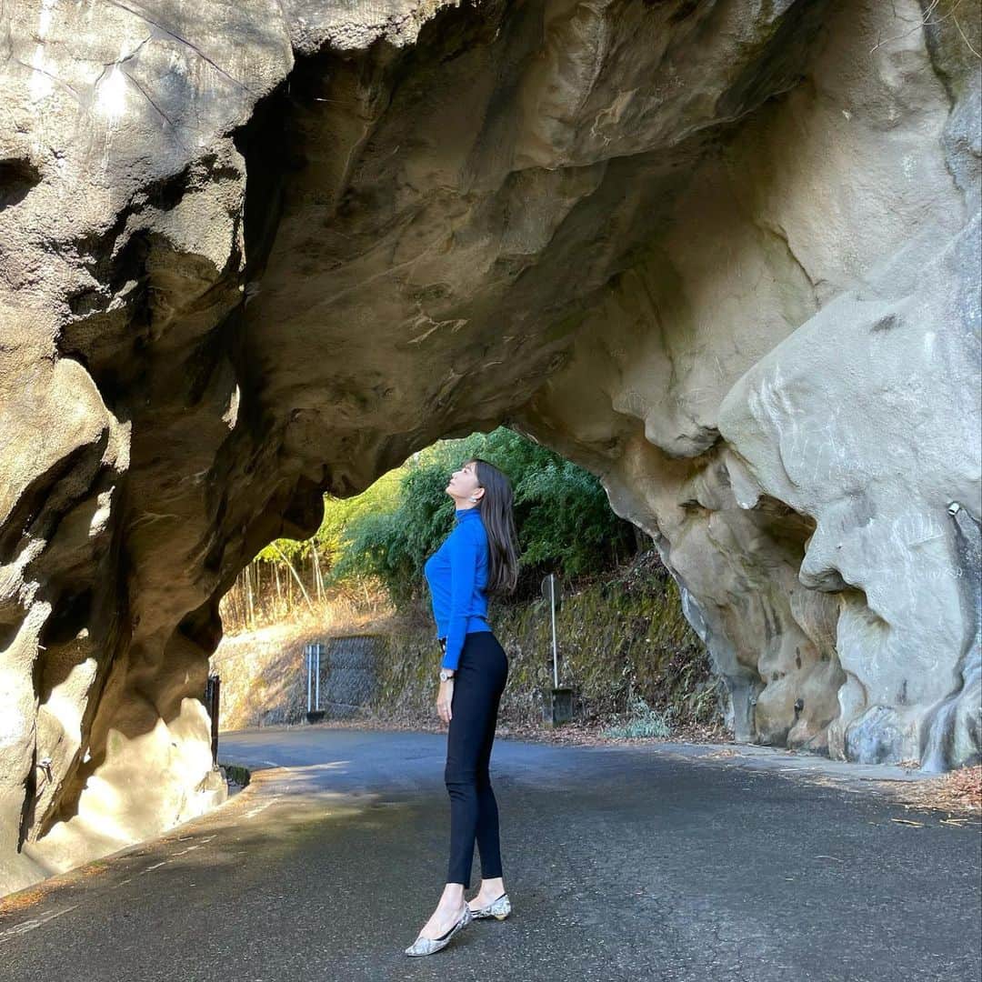 あゆみさんのインスタグラム写真 - (あゆみInstagram)「昇仙峡 . 見たことないくらい大きい岩に感動した🪨1枚目のトンネル、2つの岩がくっついてない！上みたら今にも落ちそうにバランスを保ってる岩がたくさんで自然の偉大さと怖さを感じた場所 #昇仙峡 #山梨 #旅行 #nature」12月26日 20時40分 - ayumiiii26