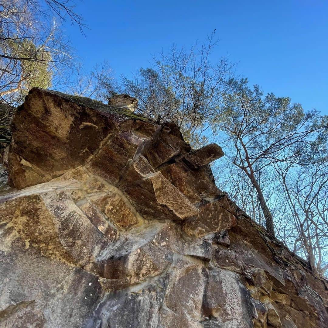 あゆみさんのインスタグラム写真 - (あゆみInstagram)「昇仙峡 . 見たことないくらい大きい岩に感動した🪨1枚目のトンネル、2つの岩がくっついてない！上みたら今にも落ちそうにバランスを保ってる岩がたくさんで自然の偉大さと怖さを感じた場所 #昇仙峡 #山梨 #旅行 #nature」12月26日 20時40分 - ayumiiii26