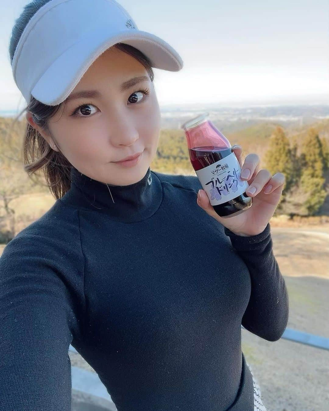 まいまいさんのインスタグラム写真 - (まいまいInstagram)「激打ち下ろしホール⛳️ 鹿野山ゴルフ倶楽部の白鳥コースNo.5！ 茶店でマザー牧場のブルーベリードリンクを飲んだよ🫐💜  ここね、海の先に横浜と東京が見えるの！ 肉眼でランドマークタワーだ！って分かったよ♡ 景色感動したなぁ〜！ そしてここは飛ぶ人はワンオン狙いできるみたい😚  この日は風が強く、⚪️95でした😂 年内あと1ラウンド予定！ 80台出したいなぁ🥺  cap▷▶︎ @adidasgolf  tops▷▶︎ @zerofit_official  skirt▷▶︎ @ドコノブランドカワスレタ . #まいごるふ#ゴルフ#女子ゴルフ#ゴルフ女子#ゴルフスイング#ゴルフウェア#ゴルフコーデ #maigolf#golf#golfswing#golfwear#골프#골프스윙#골프중독#골프웨어」12月26日 20時44分 - ___maigolf___