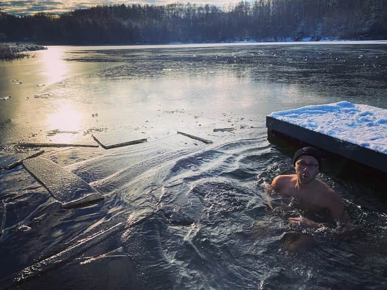 アレクサンダー・ガージのインスタグラム：「Fröhliche Weihnachten 🎄  #eisschwimmermircos」