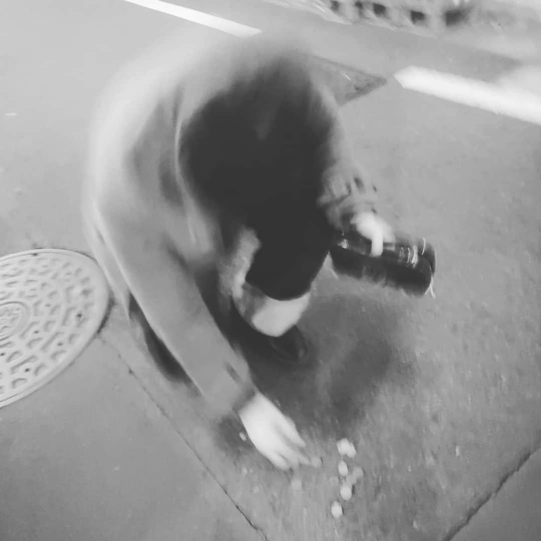 柄本時生のインスタグラム：「おい、マジかよ外でも魅せてるよ、「あっ」って言ってからの小銭取りに行くスピードも魅せて拾ってる姿も魅せて、小銭達も魅せてるよ、魅せさせられてるのかな？魅せさせられてるのかな？魅慣れなきゃ。。」