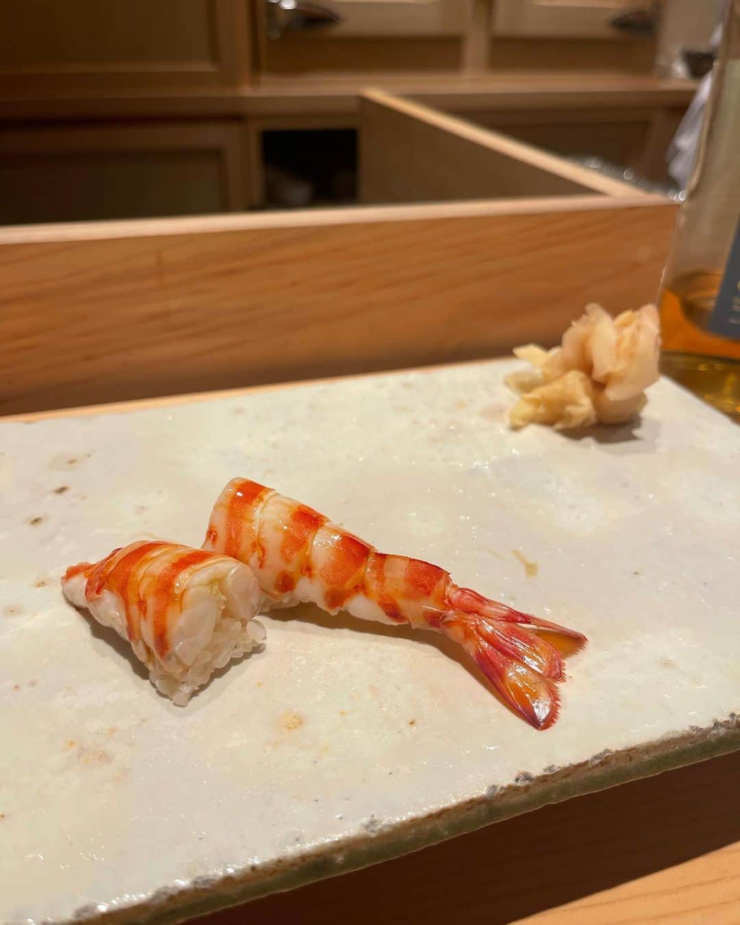 山根千佳さんのインスタグラム写真 - (山根千佳Instagram)「. . 美味しいお寿司屋さん😋 4年ぶり？くらいにこのお店へ行けました🍣  いつもお寿司は日本酒と楽しむけど この日は気分でスモーキーなウィスキーと👏  クリスマスも終わって 一気に年末モードですね🕊 . . #寿司 #寿司屋 #握り #年末  #寿司好きな人と繋がりたい #🍣 #sushi #sushitime #sushilovers #sushistagram #delicious #yammy #instagood #instagram #instadaily  #instalike #instafood #instamood  #instapic #instalove #japanesefood #followｍe #unknownjapan #山根千佳」12月26日 21時01分 - yamane_chika