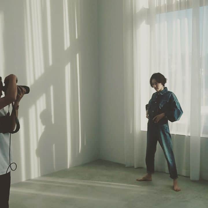 GLOWのインスタグラム：「. GLOW2月号の表紙は、GLOW初登場の市川実日子さん👏 ずっと笑いっぱなしの楽しい撮影でした！ . 目下、オダギリジョーさんが宇宙人⁉と日本中がざわついているNHK連続テレビ小説「カムカムエヴリバディ」にも、まもなく市川さんが出演予定。 GLOWも朝ドラもどちらもお楽しみください🙌 . #GLOW2月号 #雑誌グロー #市川実日子 さん #カムカムエヴリバディ  #1月スタートのドラマDCUにも出演されます」