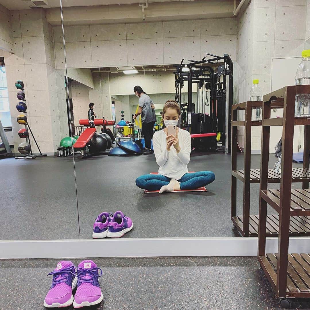 のインスタグラム：「🏋🏻‍♀️❤️ ・ やっと！！！ 再開しました @vady_dojima 🤸🏻‍♀️💓 ・ ・ 自粛期間の始めは意気込んで おうちでヨガやったりYouTubeみて筋トレしたり プランクやったり(これが1番続いてたはず) ・ してたんですけど ・ いつの間にか、いやほんとにいつのまに？ 気付けばヨガマットは常に巻かれた状態のインテリアと化し あれ…？なんか最近 ちょっと疲れやすくなったなぁ とすら感じるようになった今日この頃👵🏻 ・ ・ 意を決して予約！ ちょっとテーマパーク行くくらいの ドキドキわくわく感を携え行ってきました🤍 ・ ・ やっぱり1人でやるトレーニングとは 楽しさも厳しさも効果も全然ちゃう。 ・ またゆるりと続けていこうかと思ってます☺️ ・ ・ もちろんワクチン打ったとはいえ、 感染対策は徹底した上でのトレーニング😷💚 ・ ・ ・ #ぽんトレ #再開します #ぽんこつトレーニング #また写真や動画 #撮ってもらいますね #🤣 #約2年ぶりの測定 #まさかの改善傾向 #想定外すぎて測り直されました #🤫笑 #外食減った結果です #あと最近痩せ方かわった #んっと #年齢かな #課題は見た目のライン #ギブミーメリハリ #restart #💗 #vady #vady堂島」