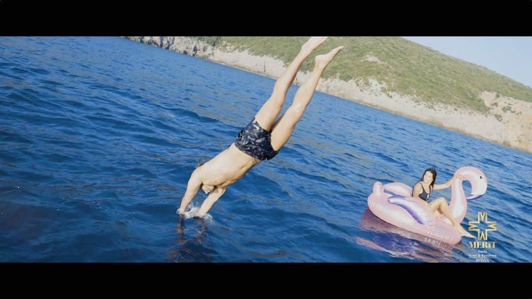 Mustafa Sevenのインスタグラム：「Hatırlarsınız geçtiğimiz aylarda birkaç kere  Karadağ’a gezi yaptık bir video projesi için. Vee sonunda @meritstarlit için sevgili kardeşim müthiş yetenek @rifattutuk ile beraber hazırladığımız video tamamlandı ve sizlerle paylaşabilirim. Karadağ’ı  @meritstarlit ile bir de bizim gözümüzden görün istedik. Biz çok sevdik ve izleyip izleyip gaza gelip yeniden orada olmak istiyoruz :)) Kiminle burada olmak istersiniz etiketleyin sevdiklerinizi. Belki bir sonraki rotanız Karadağ olur. Kim bilir ? :) #MaritStarlit #Montenegro #Karadağ」
