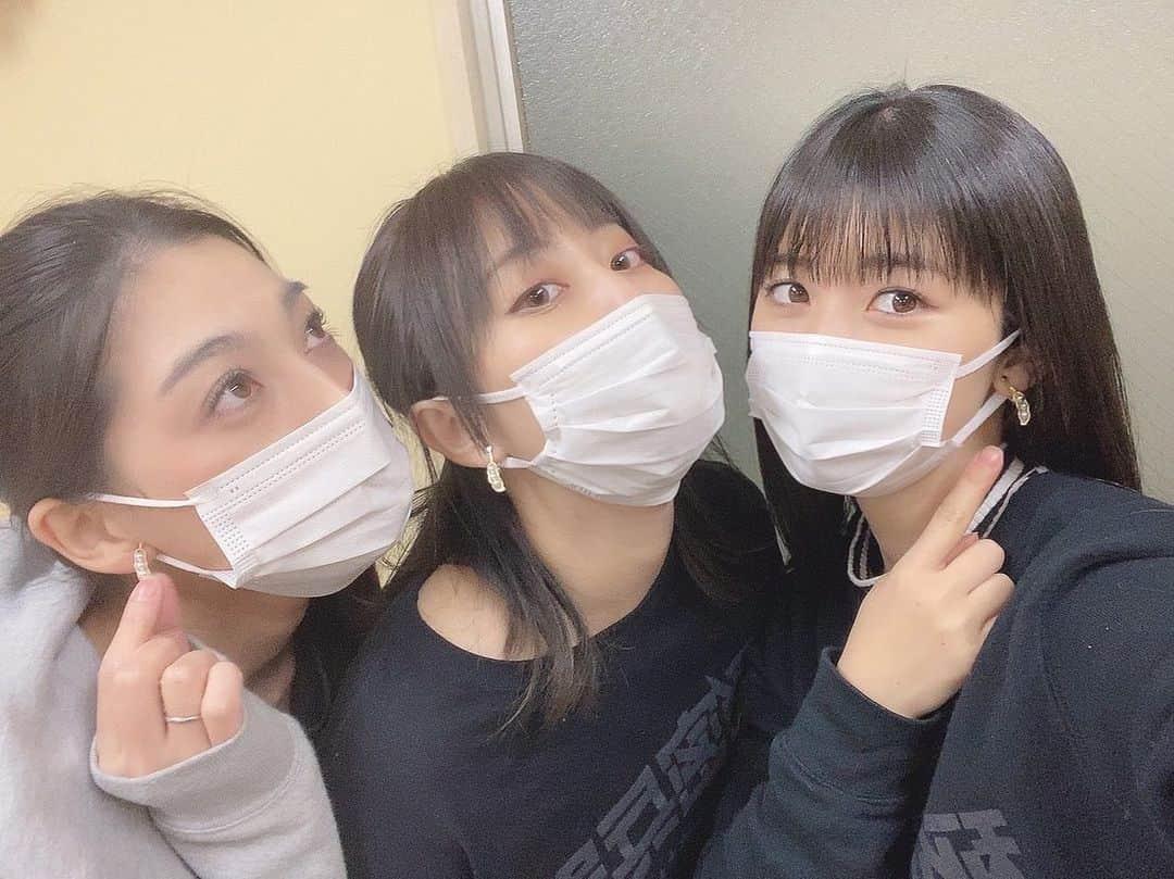 新井愛瞳さんのインスタグラム写真 - (新井愛瞳Instagram)「さやえんどうアクセサリー お揃いです  真ん中の人は本番が近づいていてソワソワしてます。 お姉様2人に助けてもらってばかりです。 最後まで、お願いしますっ  #さやえんどう #秘密兵器 #swp」12月26日 21時54分 - arai_manami_official