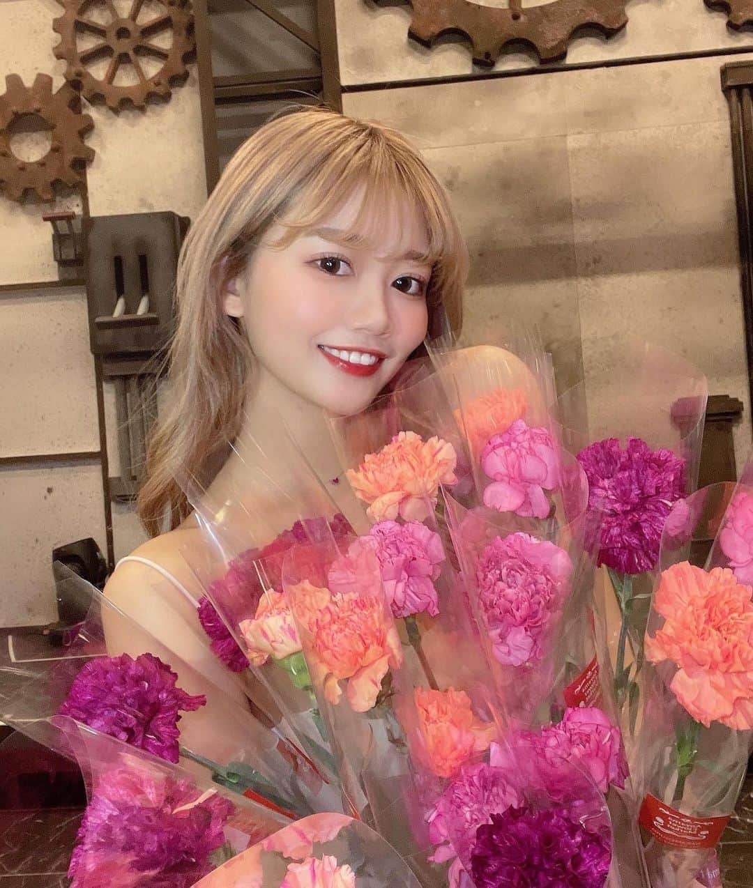 加藤夏歌のインスタグラム：「大千秋楽❤️‍🔥❤️‍🔥 . "レディアゴーゴー2021" 閉幕しました〜👏🏼 . 初めての舞台で、何もわからない地に 足を入れるのはとても不安で後ろめたさが最初はありましたがなんとか走り切ることができました。 チームマカロン。このメンバーじゃなかったらきっと投げ出してたんだろうなって思うしこのメンバーで、20人全員で完走できたことが本当に嬉しく思います。 これぞまさに"完全燃焼" 大千秋楽のカーテンコールなんてもう 爆泣き。😂笑笑 . かけがえのない経験をさせていただいました。ありがとうございました。 . また、どこかでお会いしましょう♡ みんなばいび〜🤟🏼 . （みんなに感謝の気持ちでカーネーションをプレゼントしました🎁） . これにて、"完"。 . #レディアゴーゴー2021」