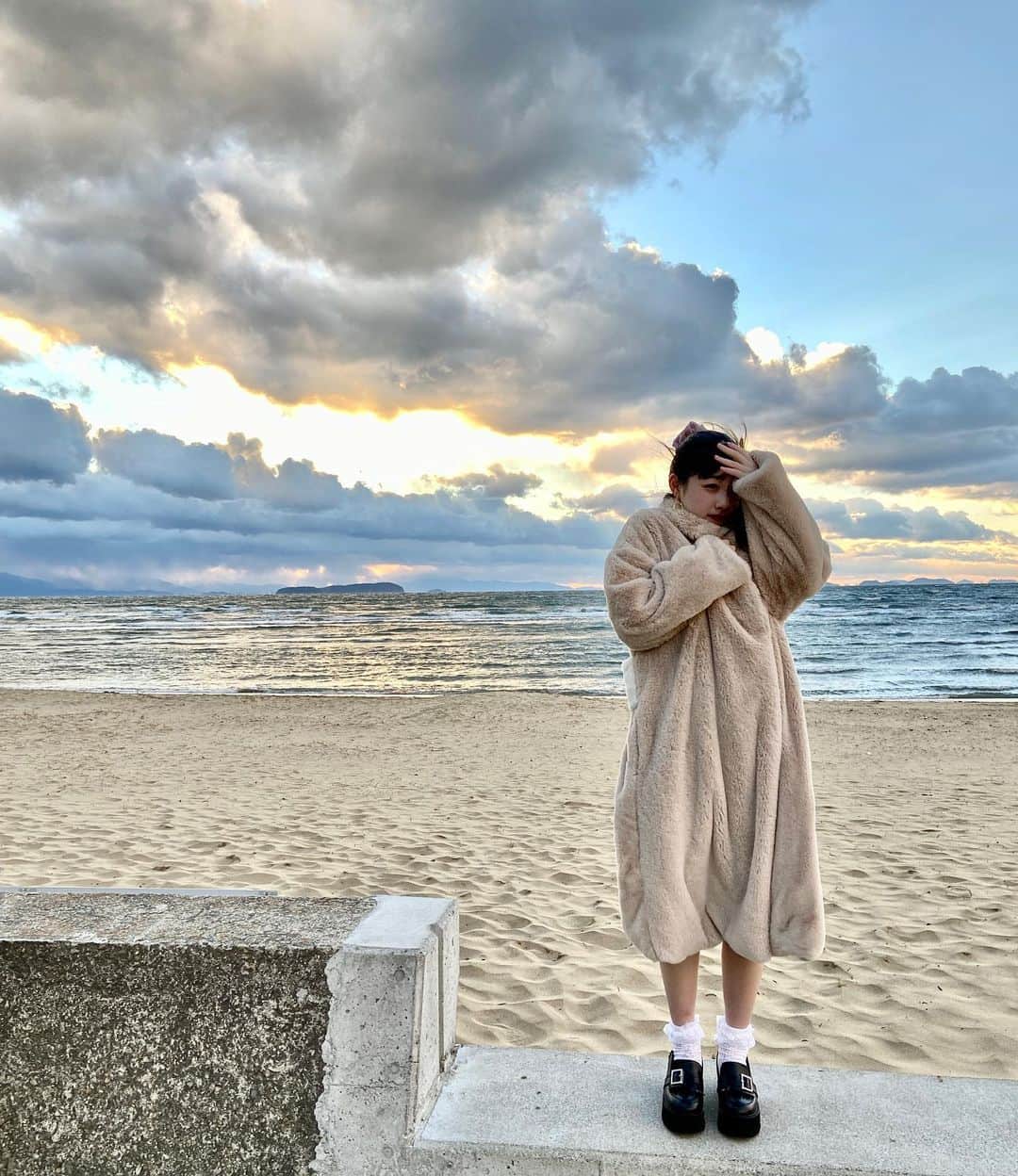  小浜桃奈さんのインスタグラム写真 - ( 小浜桃奈Instagram)「🌊 久しぶりの海、  冬の海はインスタバエどころの騒ぎじゃありませんでした😗」12月26日 22時08分 - momona_kohama