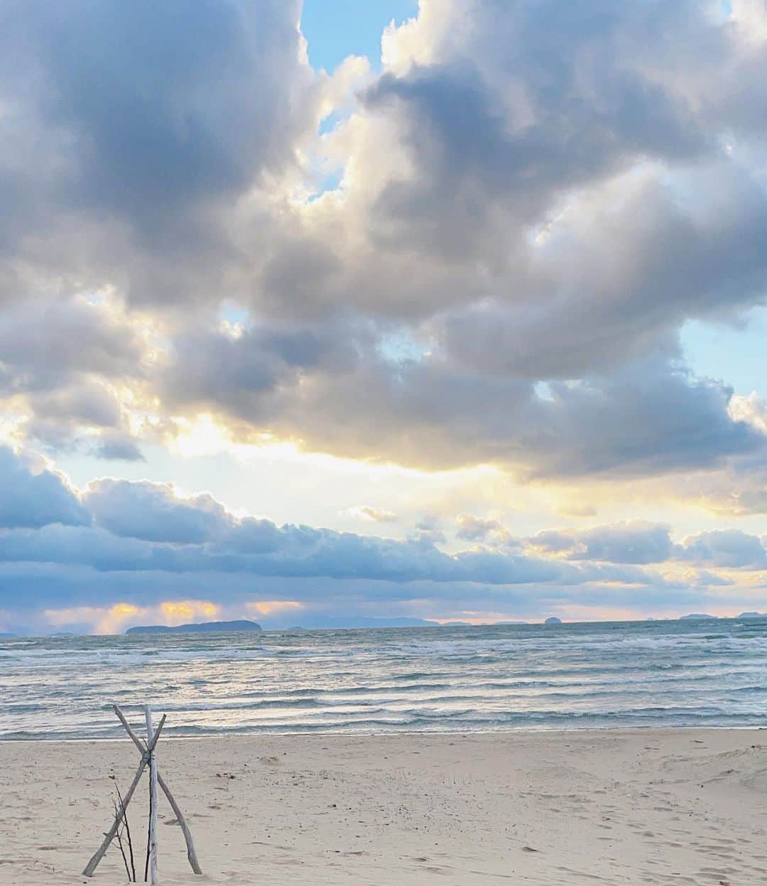  小浜桃奈さんのインスタグラム写真 - ( 小浜桃奈Instagram)「🌊 久しぶりの海、  冬の海はインスタバエどころの騒ぎじゃありませんでした😗」12月26日 22時08分 - momona_kohama