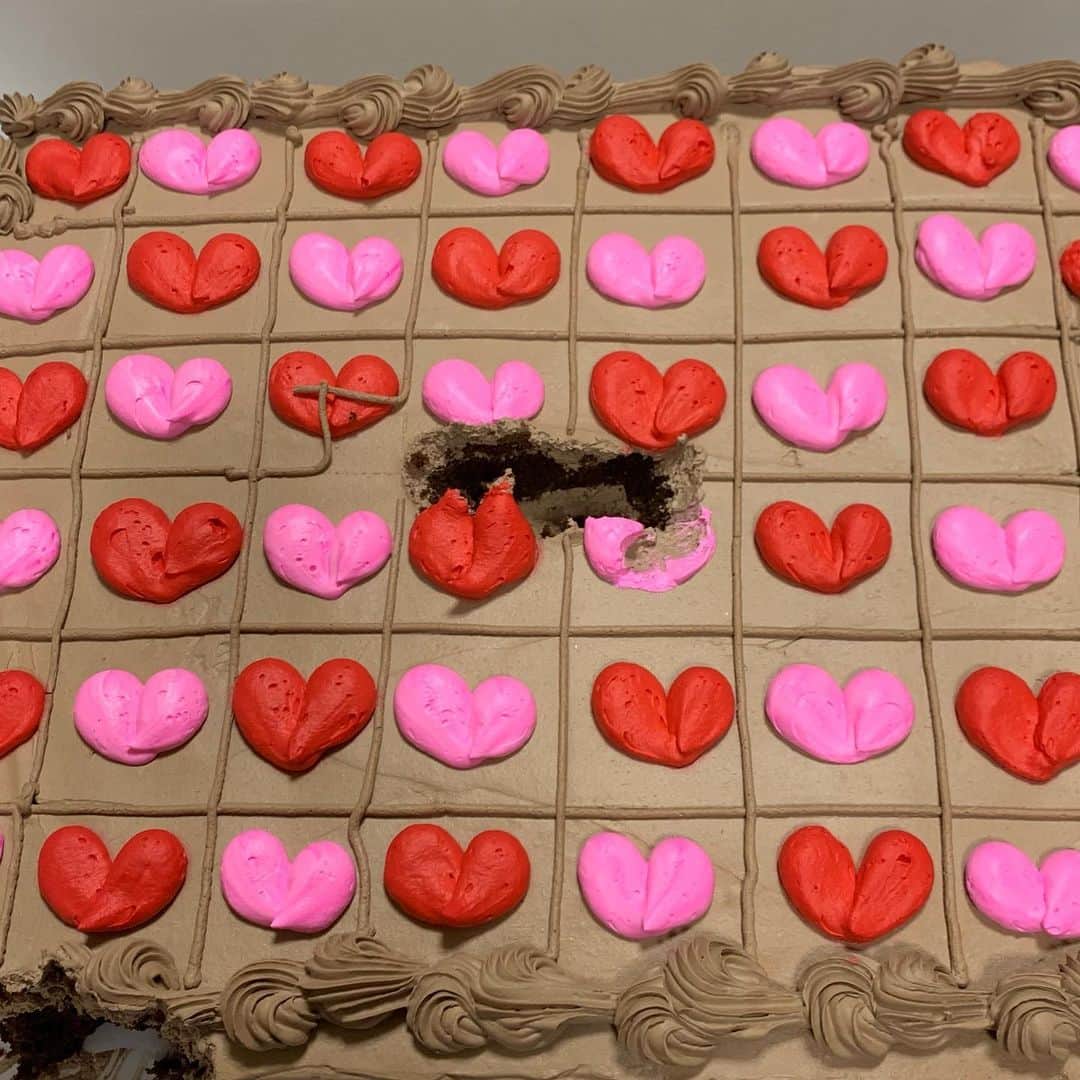 MINATOのインスタグラム：「可愛すぎる、デカすぎる 全てが俺にとって嬉しいケーキ 頂きました❤️💗❤️💗❤️💗 いただきます😋」