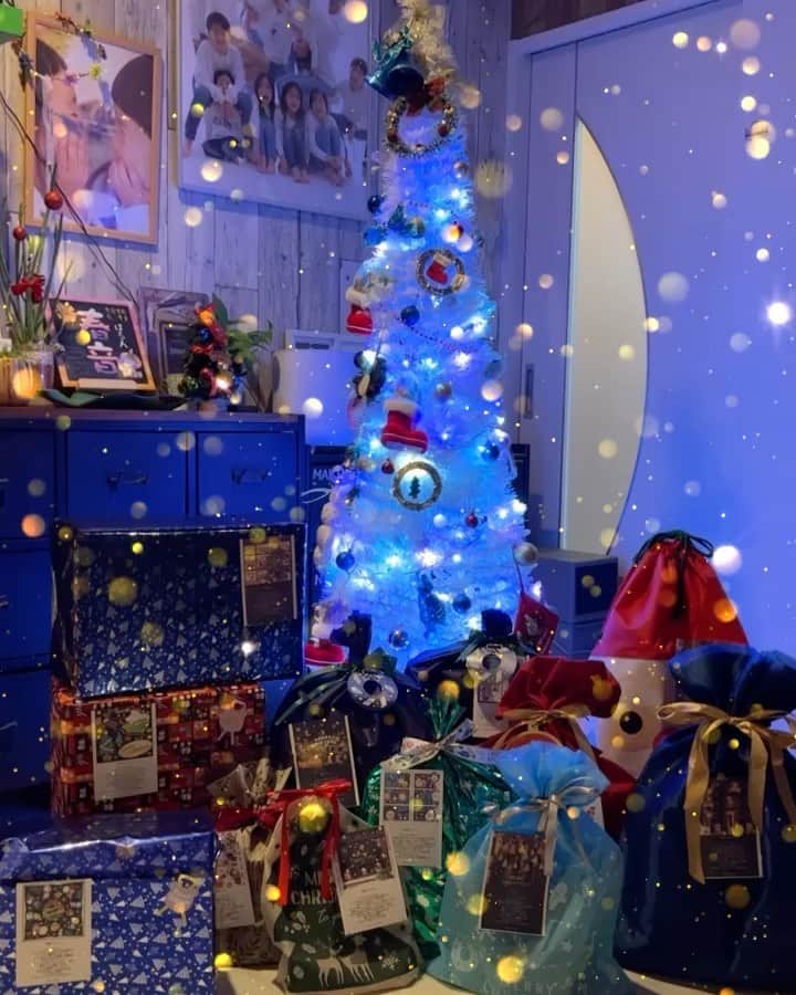 Kazukiのインスタグラム：「✨🎄Merry Xmas 🎄🎁✨ • • ⭐️サンタさんへ⭐️ 今年も子ども達へ ステキなXmasプレゼントと 手作りのクリスマスカード ありがとうございました💗 • • #メリークリスマス#クリスマスプレゼント#クリスマスカード#手作り#13人の子ども達へ#ありがとうございます#大家族#六男七女#笑顔いっぱい#寝起き」
