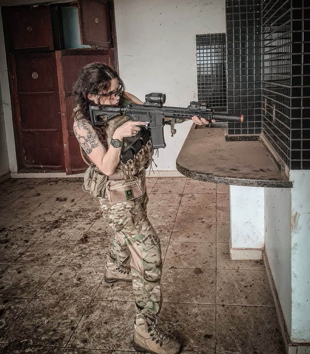 Anna Vargasさんのインスタグラム写真 - (Anna VargasInstagram)「Já ouviu falar em Limited Penetration (LP ou ILP - Israeli Limited Penetration)? Meu primeiro contato com esse conceito foi participando de um treino do @fireforcemilsim , achei bem interessante e desde de então tenho buscado aprender mais sobre ele. É bem semelhante à ideia de "fatiamento" e contrasta com a famosa Entrada Dinâmica que costuma ser o Santo Graal de todo cursinho de CQB que você vai ver por aí. Em linhas gerais esse método (LP) preconiza colher o máximo de informação visual sobre o interior de um cômodo do lado de fora da porta e ir ganhando os ângulos antes de entrar, de forma que você não precise "estourar" o cômodo ou passar pelo "funil fatal". Ou seja, tende a ser uma forma mais segura e conservadora de limpar um cômodo. Enquanto a Entrada Dinâmica se baseia na surpresa, velocidade e dominação (volume de fogo), assumindo o risco de ter alguma fatalidade ao passar pelo funil e, portanto, fazendo-o da forma mais rápida e organizada que se conseguir. Claro que no contexto dos jogos de airsoft temos que lidar com alguns entraves na aplicação de ambas as técnicas (sendo o principal deles a ausência do fator surpresa), e também temos uma ENORME vantagem: quando alvejados, só precisamos voltar pro respawn ou aguardar procedimento de cura. Sendo assim, a menos que você encare o jogo como se fosse uma situação real, pode ser que sacrificar a "vida" de alguns jogadores seja parte da estratégia da sua equipe. De qualquer forma, deixo aqui a recomendação pra você conhecer mais sobre Limited Penetration (pra isso a melhor fonte que conheço é o canal do @project_gecko ) e principalmente a recomendação para que você não se apegue à doutrinas: Questione! Teste por si mesmo! Mantenha-se curioso e aberto a novos e mais eficientes modos de fazer as coisas. . #airsoft #milsim #airsoftbrasil #israelilimitedpenetration #limitedpenetration #tacticalgear #airsoftobsessed」12月26日 22時24分 - myst.shots