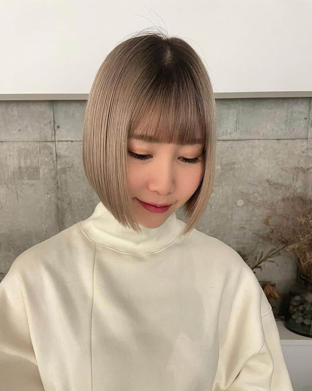 西脇彩華さんのインスタグラム写真 - (西脇彩華Instagram)「＊ My New Hair 💕 ㅤㅤㅤㅤㅤㅤㅤㅤㅤㅤㅤㅤㅤ 今年の美容室納め🙇‍♀️🙇‍♀️✨ 2021年はほんっっとうにいろんな髪色にしたなぁぁ😆🤣💖💖💖💖 たのしかったし、じぶんがかわいいーっとおもうことを表現できるのは、やはりテンションあがります❣️😆🤍 2021年最後はグラデーション‼️ 前回よりもより色の差が出て綺麗に仕上げていただきました❤️❤️🙏 ㅤㅤㅤㅤㅤㅤㅤㅤㅤㅤㅤㅤㅤ @kazuma_genuine 🤹‍♂️ 今年は沢山お世話になりました‼️😭 ありがとうございました🙇‍♀️✨☺️🌈 ㅤㅤㅤㅤㅤㅤㅤㅤㅤㅤㅤㅤㅤ  #bob #minibob #bobstyle #bobhaircut #haircolor #hair #hairstyle #shorthair #ボブ #ミニボブ #ボブスタイル #ショートヘア #ショートボブ #ショートカット #ショートカット女子 #ブリーチ #ケアブリーチ #ハイトーンカラー #ハイトーンショート #ホワイトブリーチカラー #ブロンドカラー  #ベージュカラー #smokybeige #platinumwhiteblonde #GENUINE #美容室 #hairbykazuma #japan #tokyo #omotesando」12月26日 22時37分 - chapon_930