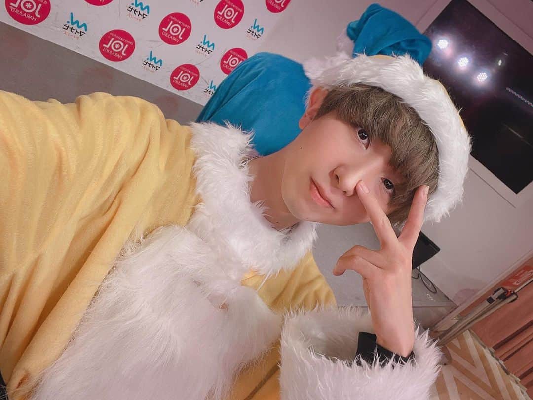 SHUNのインスタグラム：「黄色いサンタさん🎅🎄🟡  #クリスマス #サンタ #金髪 #金髪マッシュ #マッシュ男子 #韓国好きな人 #韓国好きな人と繋がりたい #韓国男子 #メンズアイドル #アイドル #idol #かっこいい #かわいい #fff #l4l #f4f #ootd #bts #jo1 #ulzzangboy #셀카 #얼스타그램 #팔로미 #얼짱」