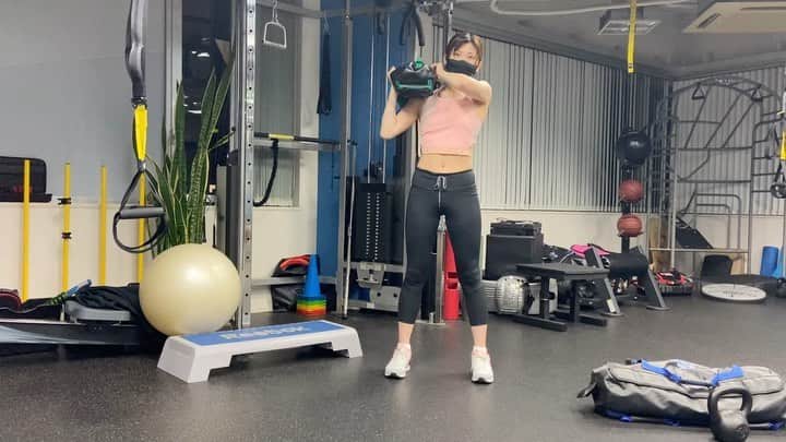 のインスタグラム：「1個目のトレーニング本当にきつかった🥺  今年もトレーニング出来るのもあと少しですね！頑張りましょう！！  #筋トレ #トレーニング #プロテイン ＃ケトルベル #デッドリフト」
