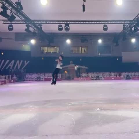 ロマン・ポンサールのインスタグラム：「Retrouvez-nous et toute l’équipe de France en direct maintenant sur France 3! #francetv #france3 #gala #noel」