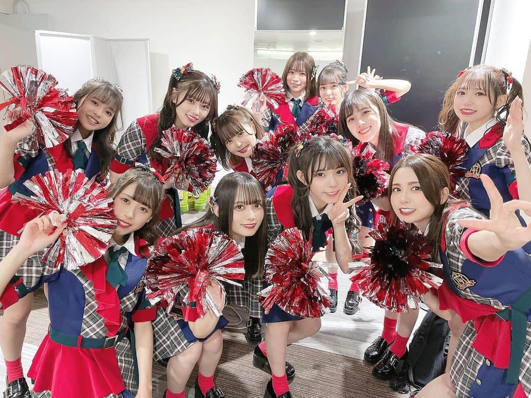 西村歩乃果のインスタグラム：「ライブ納めでした＼(^o^)／ (実はまだあるけど表向きではラスト)  雲晴れメンバーで ライブできたこと 幸せでした😳🤲  勝たせてくれてありがとう🧑‍🎄  そしてまなんちょす ラストライブお疲れ様！！！ 卒業おめでとう。  見てくださった方、 うちわやタオル持ってくれてた方 ありがとう😊  #ラストアイドル」