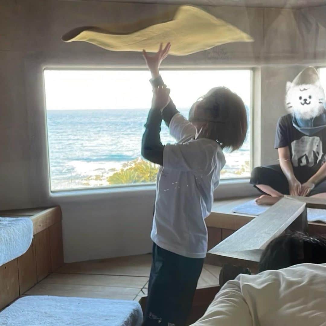 鮭山未菜美のインスタグラム：「SeaSaunaShackShake&Suzuki【SSSSS】一日支配人ありがとうございました！  全ての回天候も気温も風も雰囲気も違って色んなSSSの顔が見れました☺️ 1部は朝日がキラキラ綺麗で空気も澄んでて最高の気分☀️ 2部はあったかくて風もなくてたまに吹く風が素晴らしく気持ちいい気温が最適で最高の外気浴🍃 3部は最初は明るいけどだんだん暗くなってきて昼と夜の良さをどっちも楽しめる最高の贅沢回🌙*ﾟ 4部は真っ暗なサウナ室はエモくて不思議な気分🌌 満天の星空が今まで関東で見たどんな空よりも綺麗で涙出そうになるくらい素敵で最高の景色だった😭🌟  人も施設も自然も随所のこだわりも全てに愛が溢れているSeaSaunaShackが大好きです。  また絶対行きたい！！ ほんとにほんとに楽しすぎた2日間でした🥰🥰 一日支配人という貴重な経験をさせてもらえて幸せでした！ 勝俣さん、たいしさん、SSSスタッフの皆さんありがとうございましたー！！！」