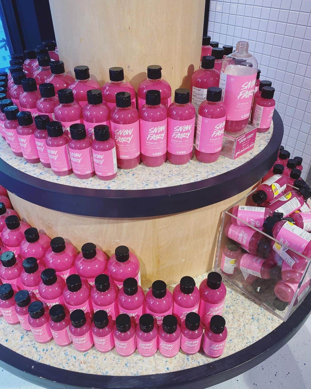 秋山衣梨佳さんのインスタグラム写真 - (秋山衣梨佳Instagram)「🌸💓🎀 　 　 #LUSH の#SnowFairy 🎀 ピンクのやつ出るって知って ピンク大好きな友達に 絶対あげたい！って思って買いに行った🌸 プレゼントしたら喜んでくれた💮  　 　 .」12月27日 9時41分 - akiyamaerika
