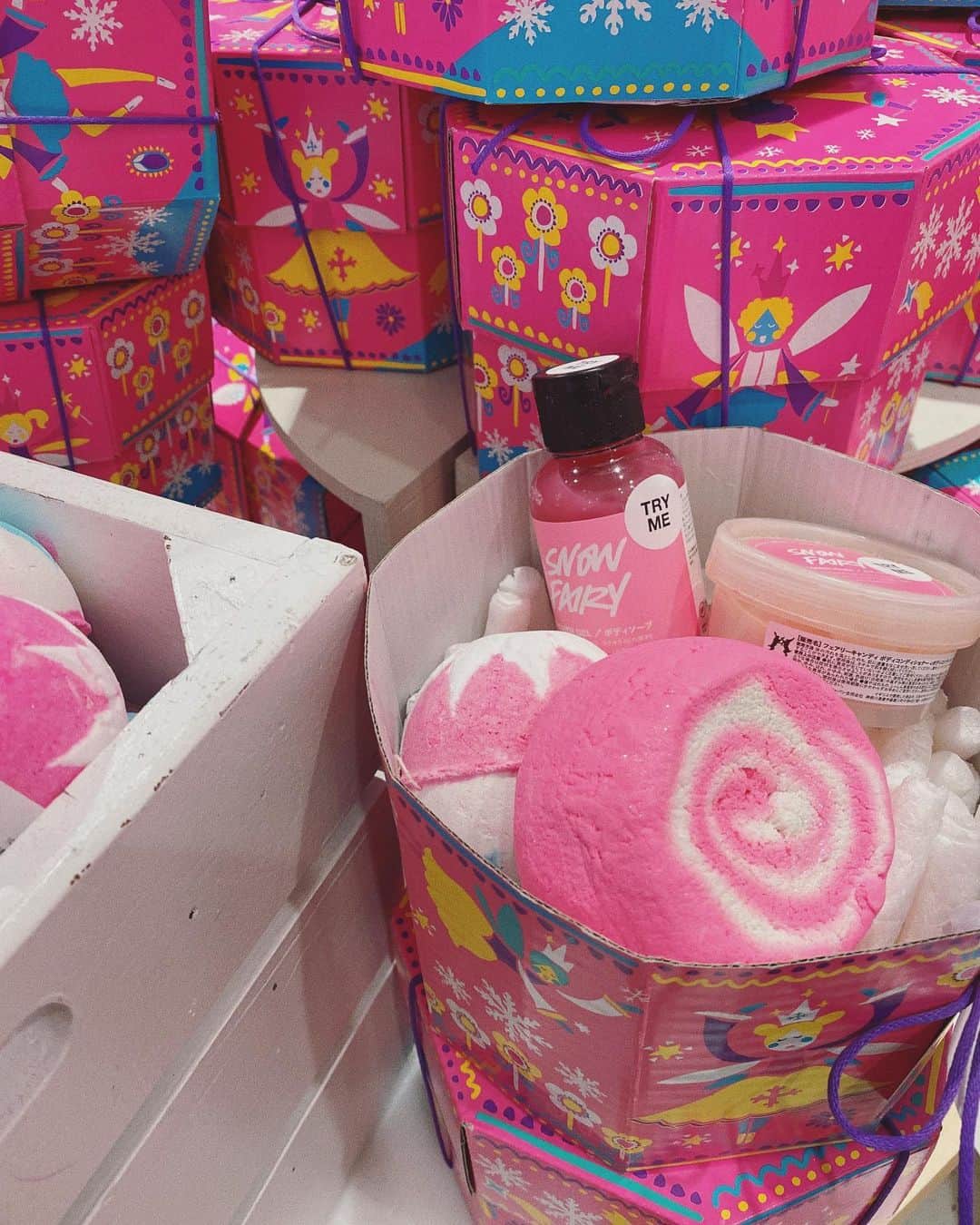 秋山衣梨佳さんのインスタグラム写真 - (秋山衣梨佳Instagram)「🌸💓🎀 　 　 #LUSH の#SnowFairy 🎀 ピンクのやつ出るって知って ピンク大好きな友達に 絶対あげたい！って思って買いに行った🌸 プレゼントしたら喜んでくれた💮  　 　 .」12月27日 9時41分 - akiyamaerika