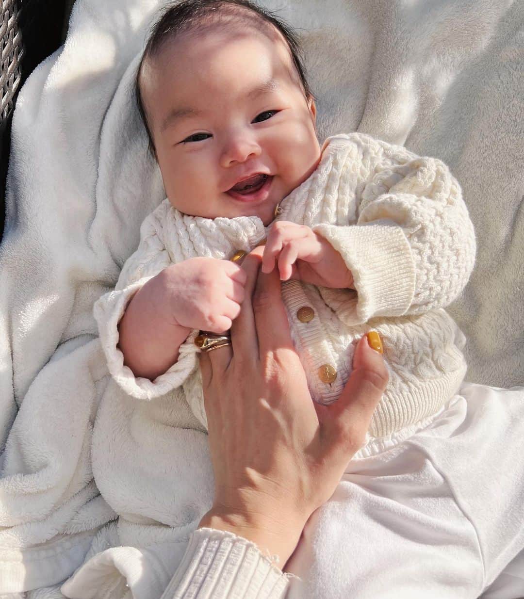 尾崎紗代子さんのインスタグラム写真 - (尾崎紗代子Instagram)「. よくモンスターボールでゲットされて ポケモン扱いされている末っ子。 得意技は背中漏れ💩 #momlife #mommylife #mommy #育児 #男の子ママ #女の子ママ #ママライフ  #5歳 #3歳  #0歳 #motherof3 #motherhood  #family #familyphoto #三人育児  #3児のママ #3児ママ #生後4ヶ月」12月27日 9時51分 - osayo_osayo