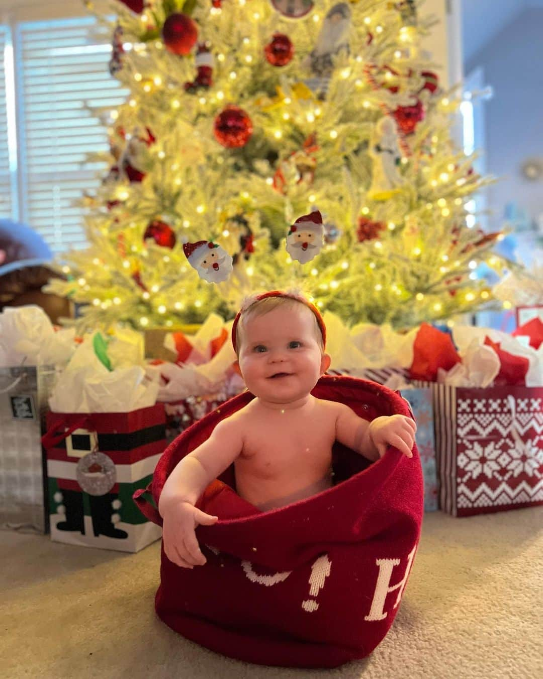 Breonne Rittingerさんのインスタグラム写真 - (Breonne RittingerInstagram)「By far the greatest Christmas of my life. I have dreamed of Christmas with my child and it was far above what I imagined. It was perfect. Merry Christmas everyone. #merrychristmas #babiesfirstchristmas」12月27日 10時13分 - breonnecowan